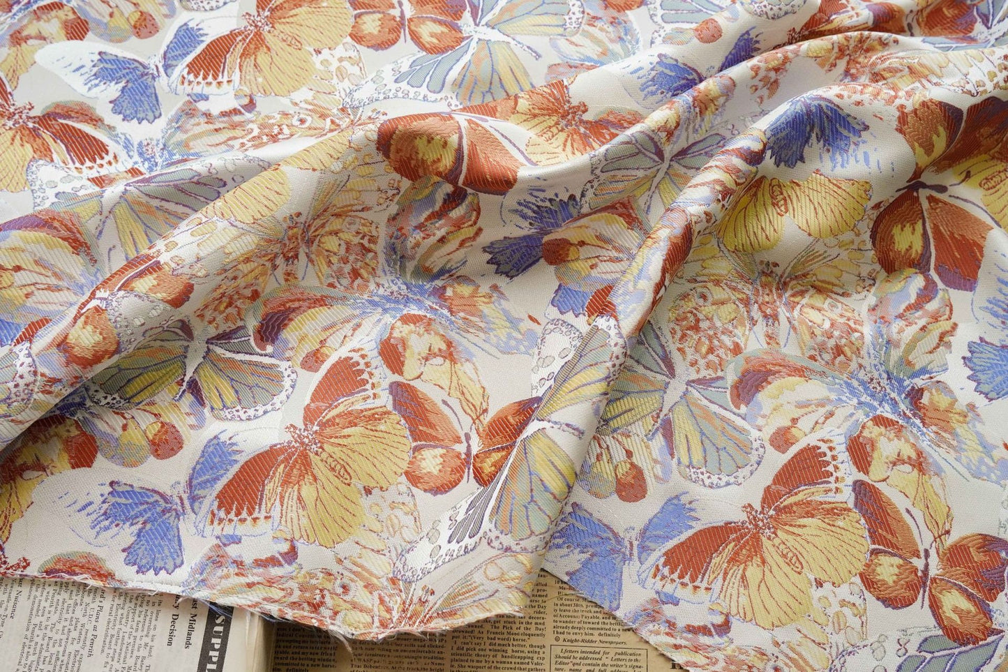 Tissu jacquard papillon : mélange acrylique et polyester texturé 3D (57 po de largeur)