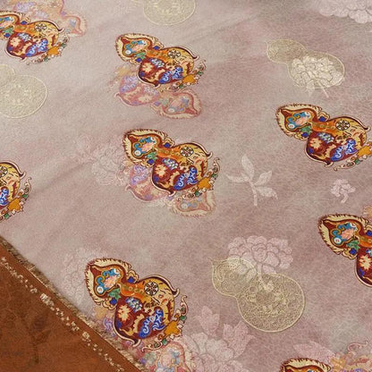 Tissu satiné en soie couleur thé : imprimé de courges rose pâle grisâtre, 147 cm de large