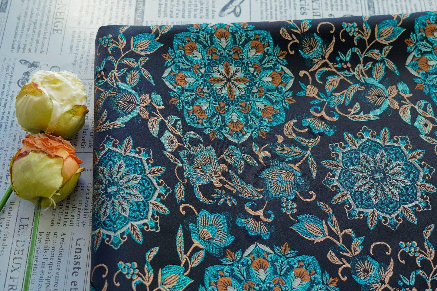 Jacquard floral irisé de luxe avec fils d'or ��� Mode et artisanat Fabr"Large