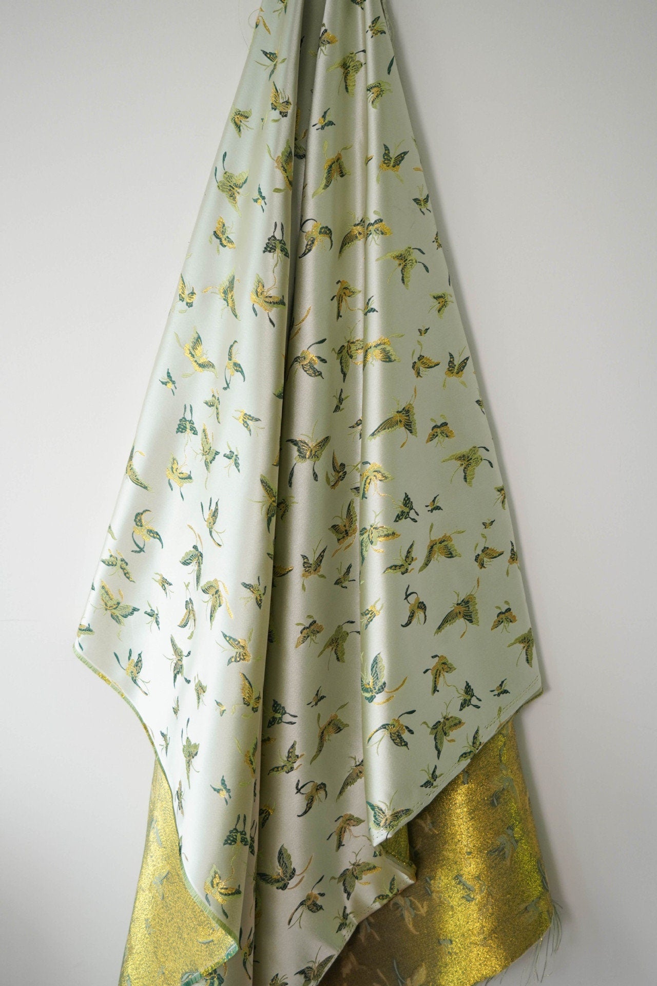 Tissu brocart vert clair à motifs papillons : robe tibétaine, cheongsam, décoration - 150 cm de large
