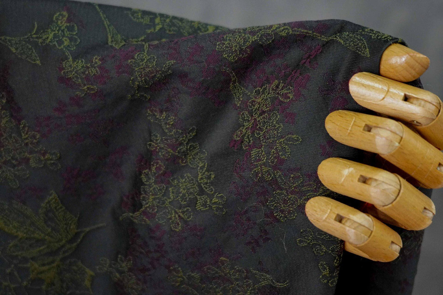 Tissu jacquard floral noir vintage : matière tissée rétro en relief, 145 cm de large