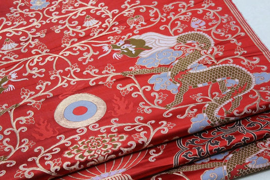 Tissu brocart Dragon Rouge : Cheongsam chinois, robe tibétaine (soie/rayonne)
