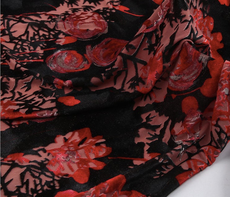 Velours écarlate : imprimé paon et dahlia, 150 cm de large