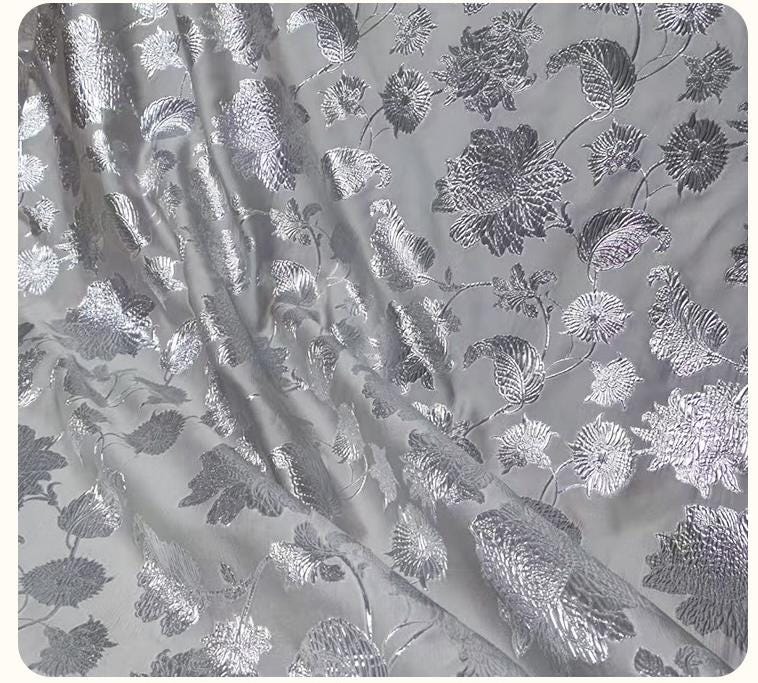 Tissu jacquard argenté à motif floral ��� Broca à grandes fleurs en relief 3D"Large