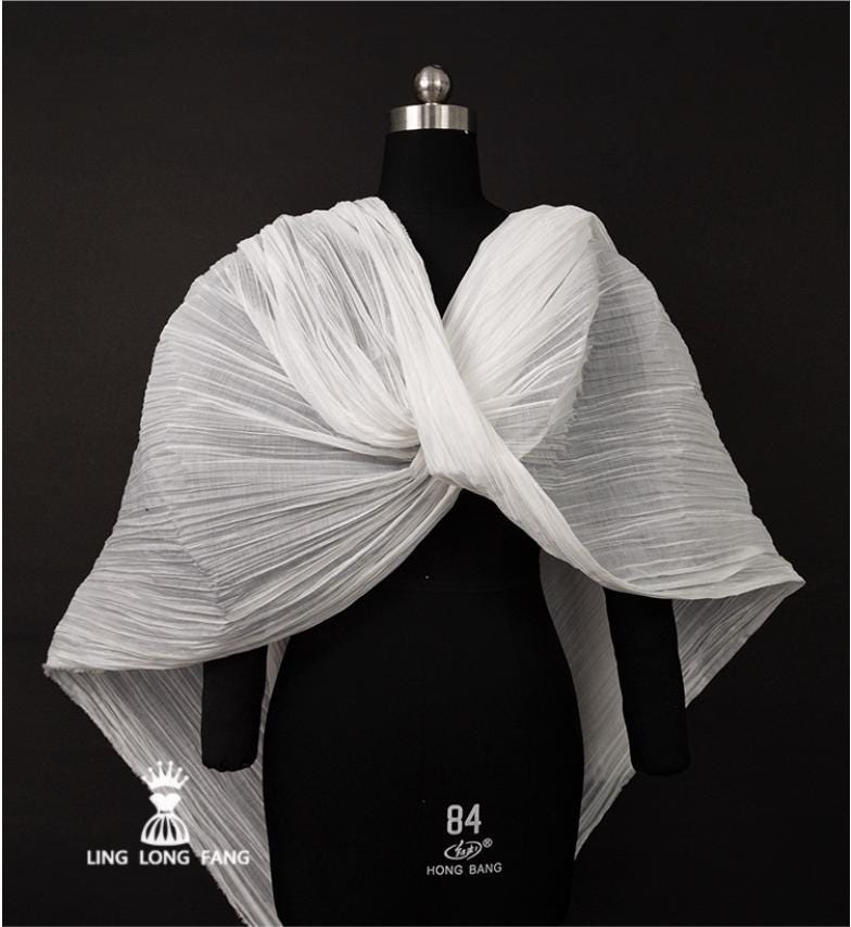 Tissu plissé texturé blanc : Matière légère pour robes 3D - 150 cm de large