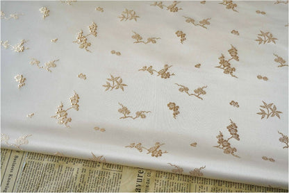 Tissu jacquard satiné ivoire : motif fleurs de prunier en relief, tissé, 165 cm de large