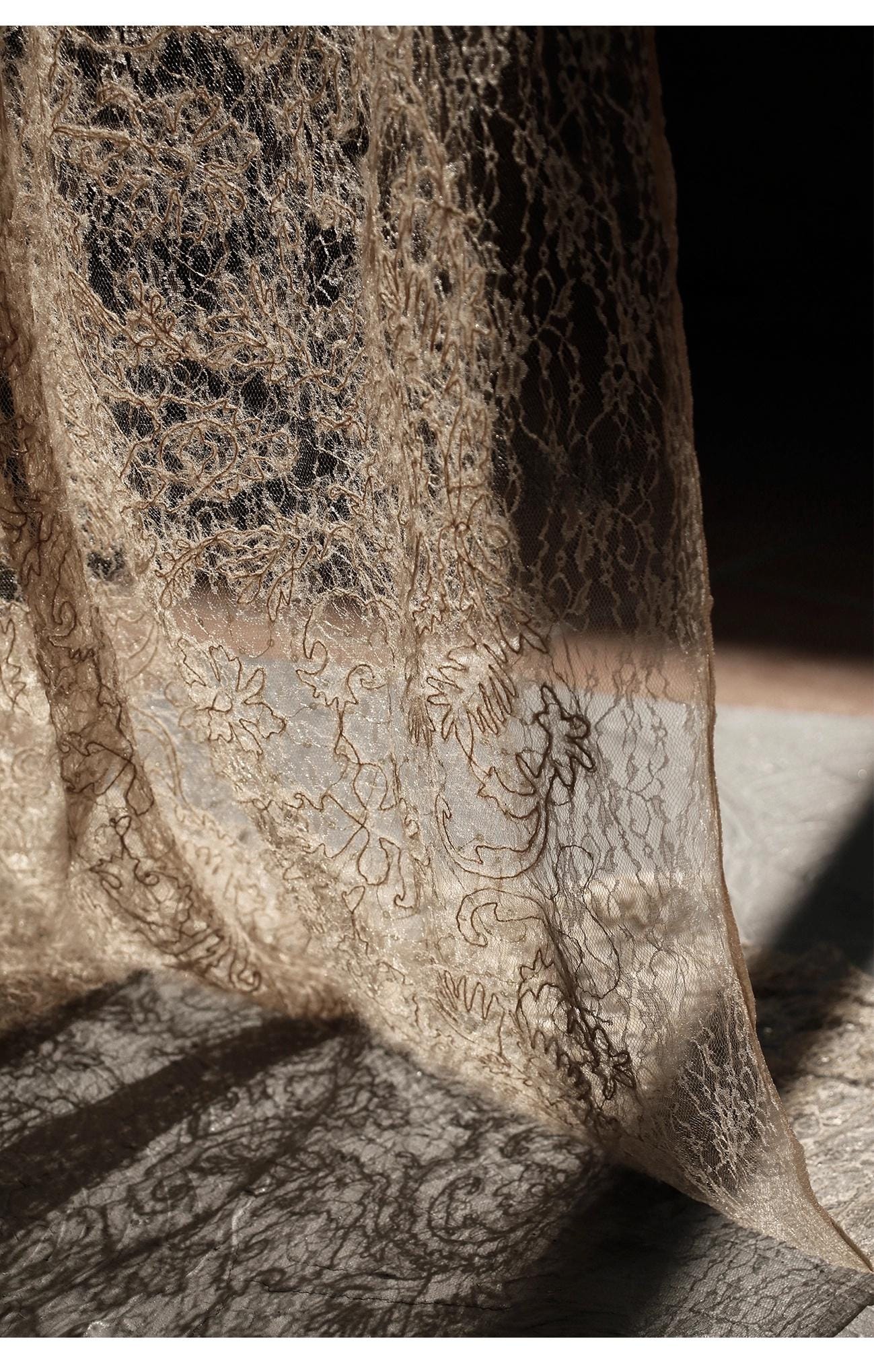 Tissu en dentelle brodée de sequins : Haute Couture marron transparent peluche, 127 cm de large