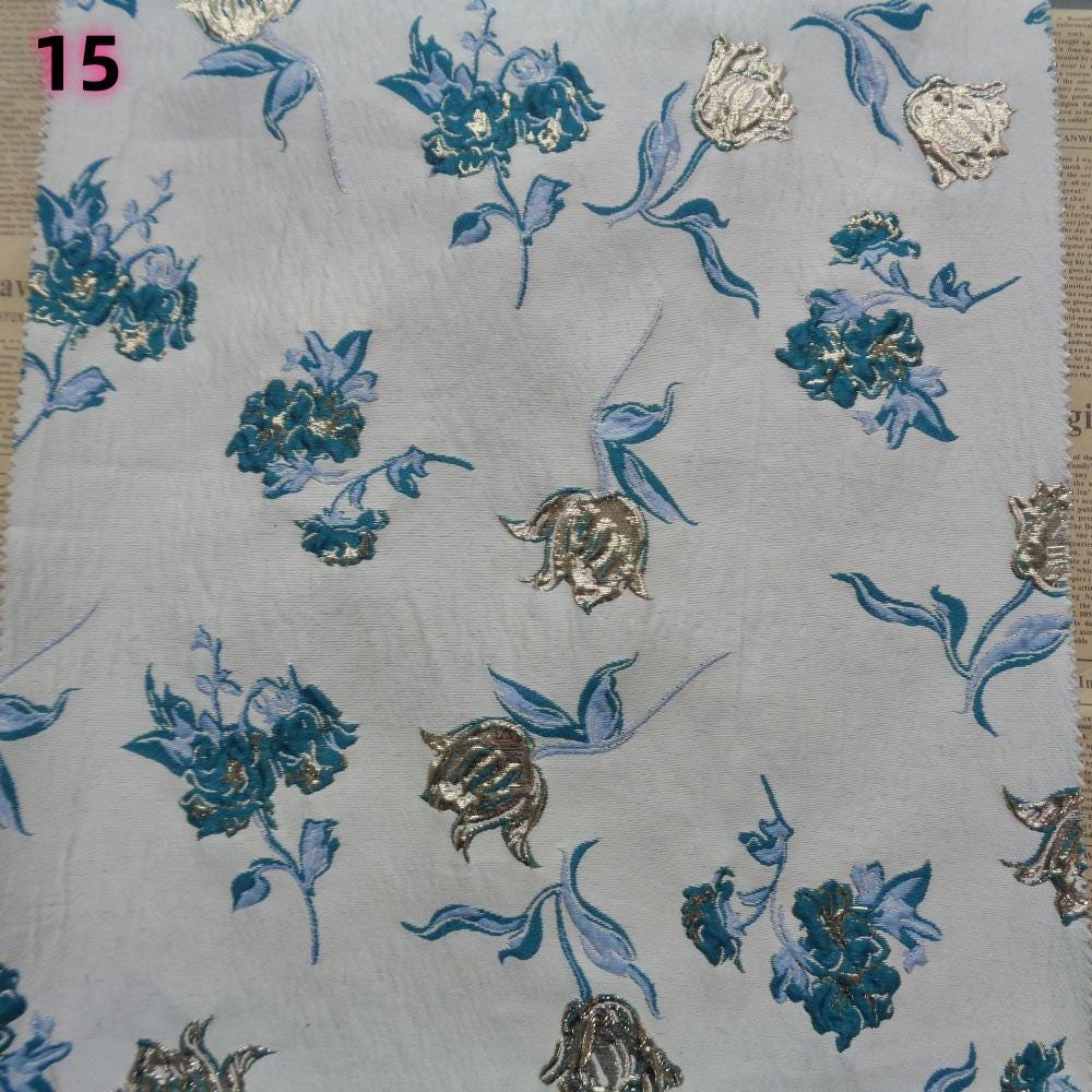 Tissu jacquard Magnolia à feuille d'or : Chenille florale pour ameublement, 142 cm de large