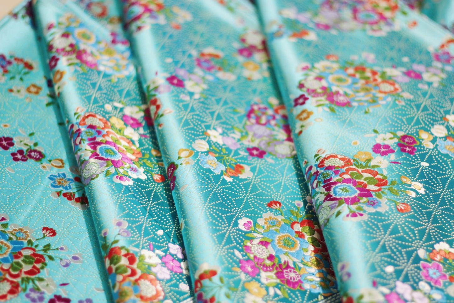Tissu brocart à motifs floraux : Jacquard de soie et rayonne turquoise - Au mètre
