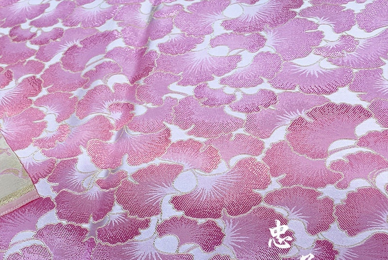 Tissu brocart rose Ginkgo Biloba : damas tissé réversible, 1 mètre