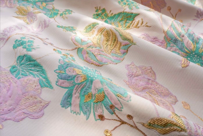 Tissu jacquard floral à fil doré : texture peinture à l’huile 3D, 140 cm de large