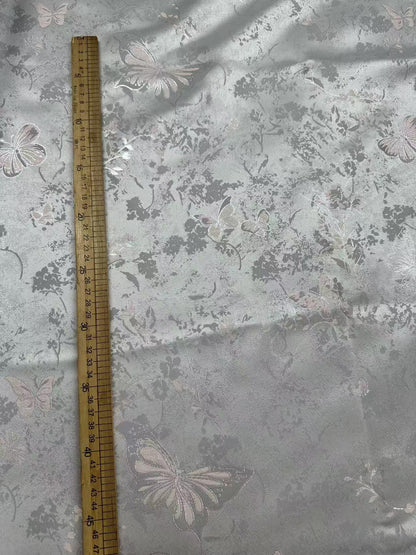 Tissu brocart papillon gris argenté - Jacquard élégant, 147 cm de large