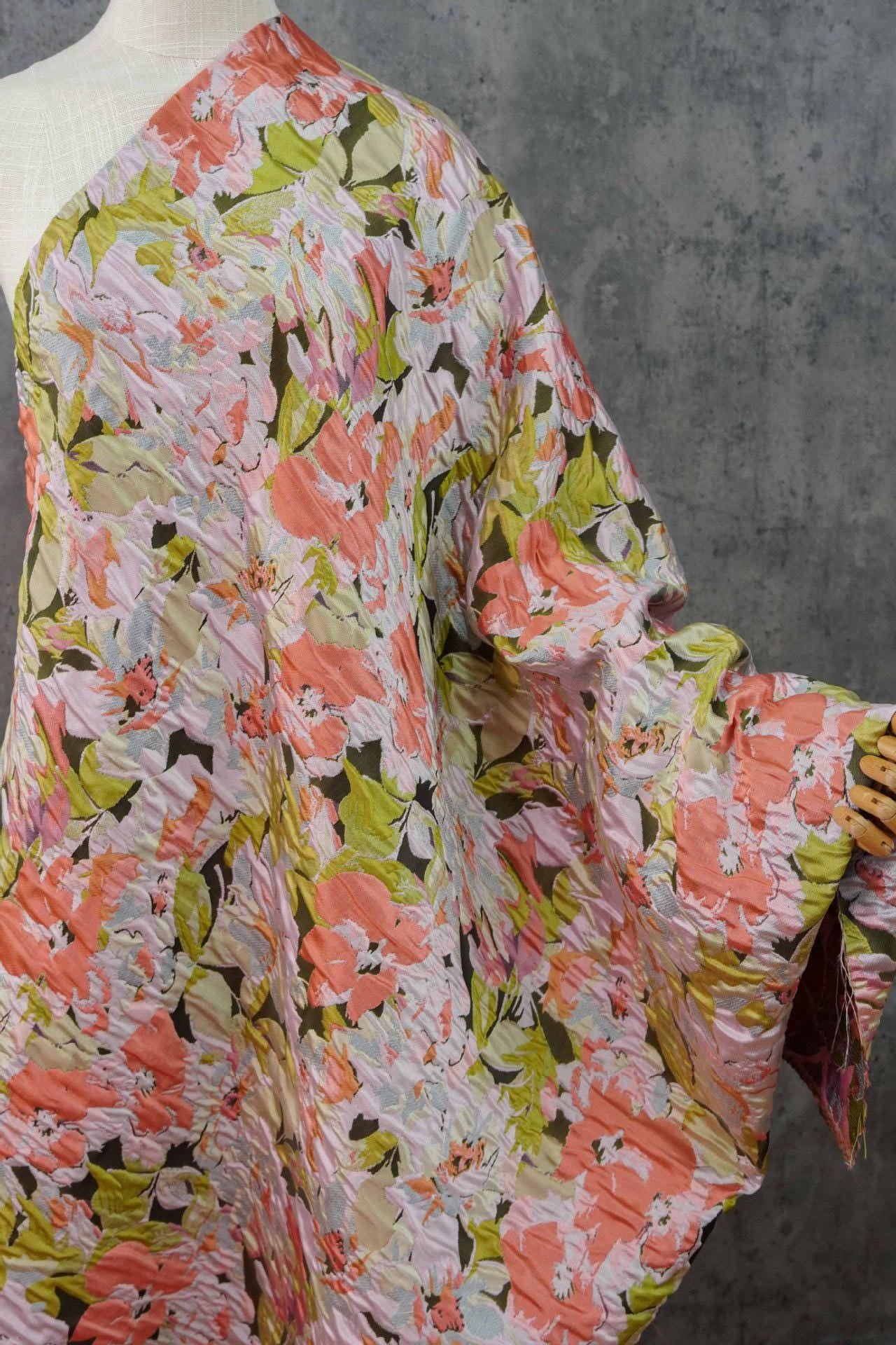 Tissu jacquard à motifs floraux en relief : Matière pour robe champêtre romantique