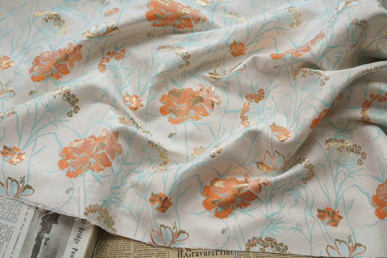 Tissu jacquard floral à fil doré : texture 3D, largeur 140 cm