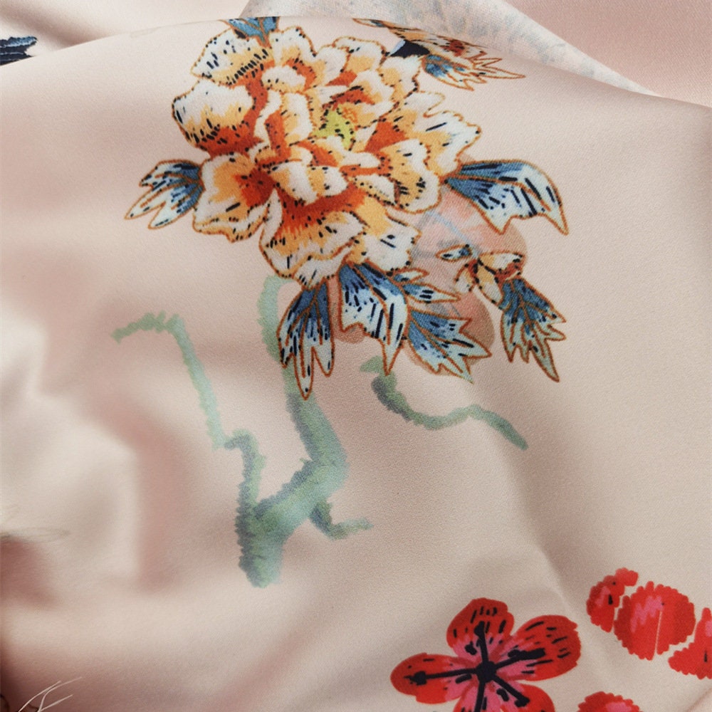Tissu satin de rayonne à motif paon : tissu doux imprimé pour les mariées