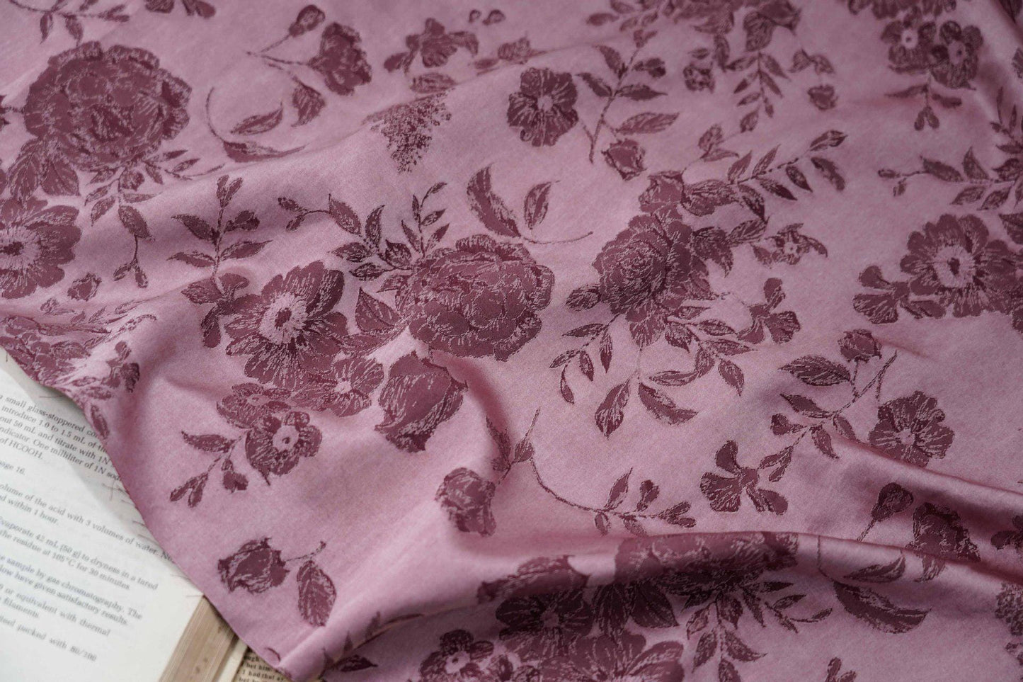 Tissu brocart jacquard à motif floral : mélange de soie et rayonne bleu, 114 cm de large