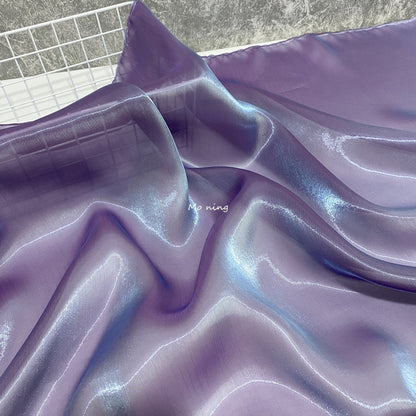 Tissu satin de soie cristal brillant comme l'eau : lustre métallique, 145 cm de large