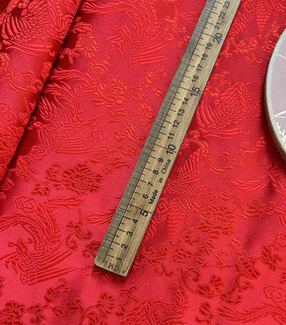 Tissu brocart floral métallisé rouge : matériau de couture d'ameublement traditionnel