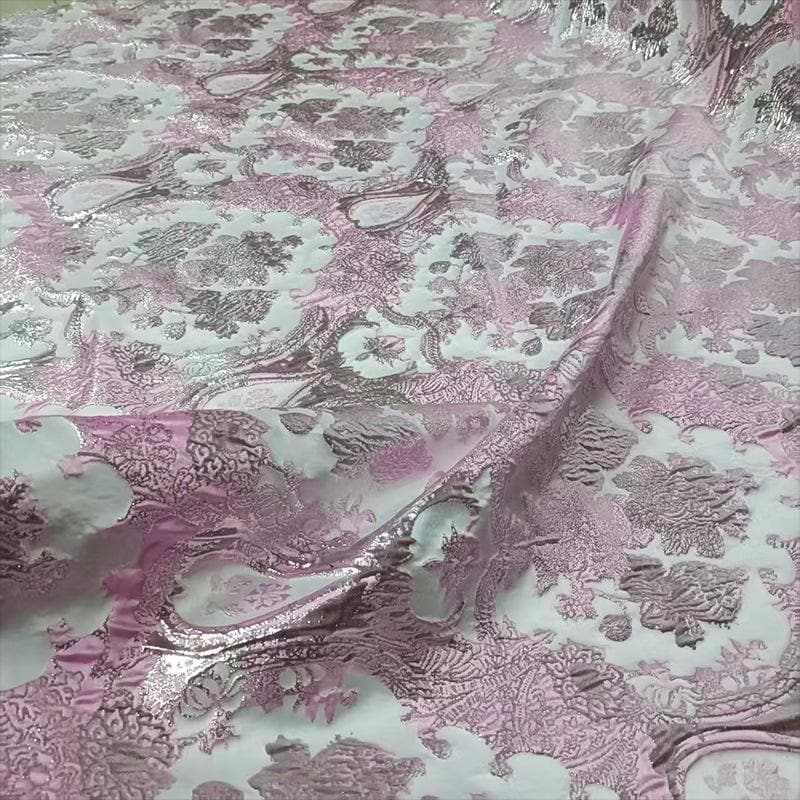 Tissu jacquard métallisé 3D rose, européen et américain, pour vêtements ��� Textile de luxe et de mode Large