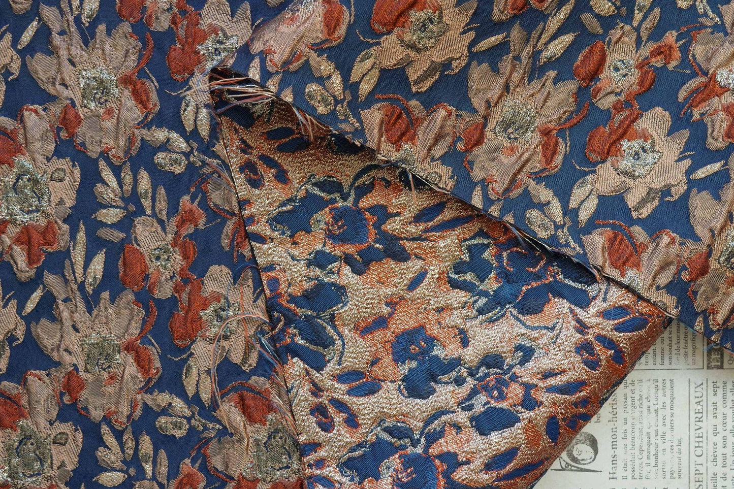 Tissu à motifs floraux en relief avec fil doré : mélange de rayonne 3D vintage, 142 cm de large