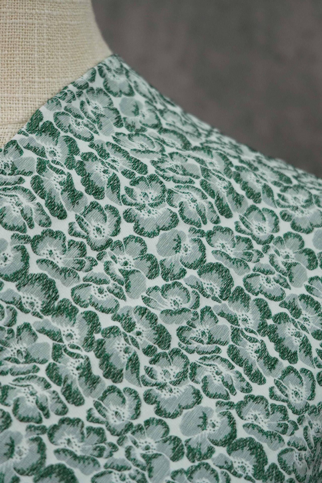 Tissu jacquard à motif floral en relief : mélange de rayonne bleu azur, 152 cm de large
