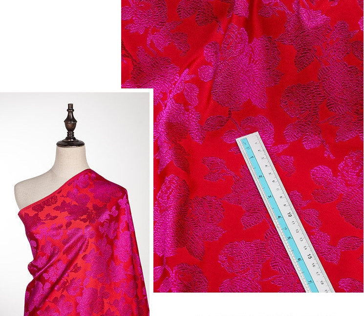 Tissu brocart de soie rouge : 145 cm de large, motif pivoine