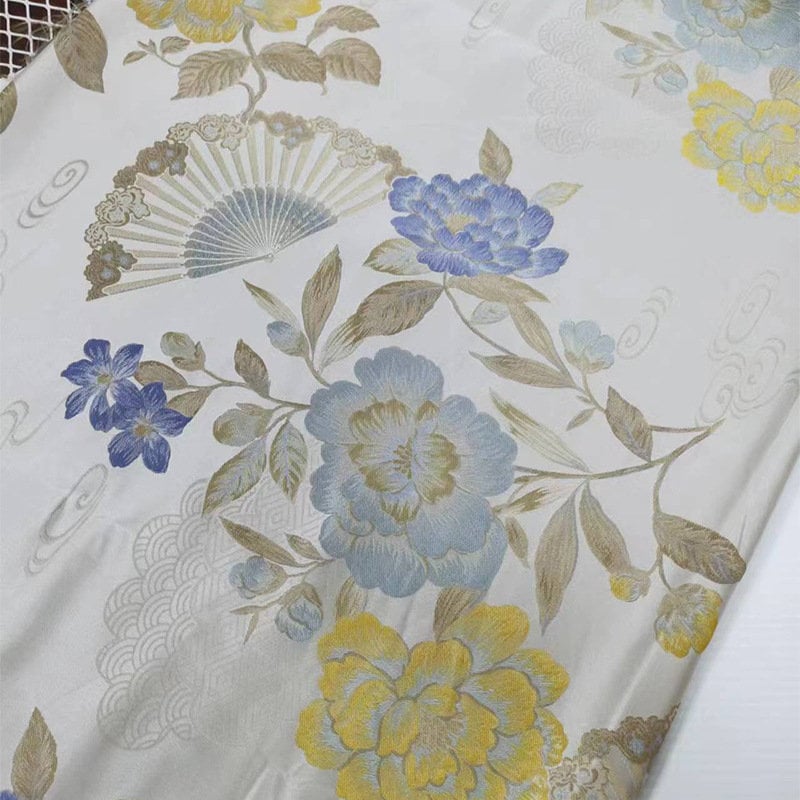 Tissu jacquard floral vintage : motif papillon et fleurs, 145 cm de large