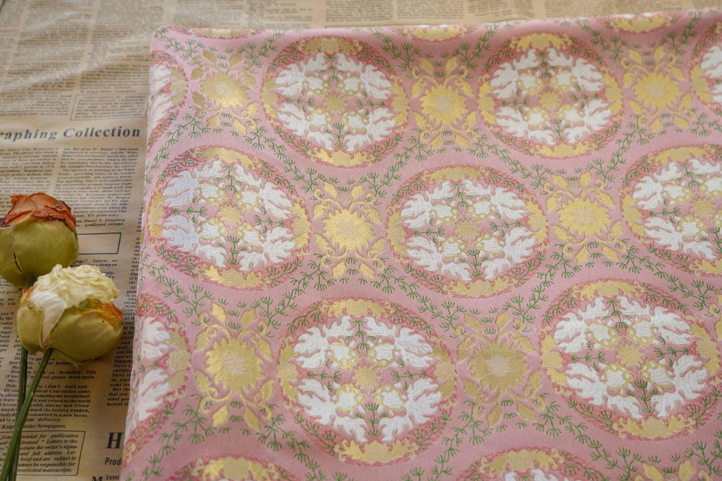 Tissu jacquard à fil doré : motif poisson et lotus en relief, largeur 140 cm