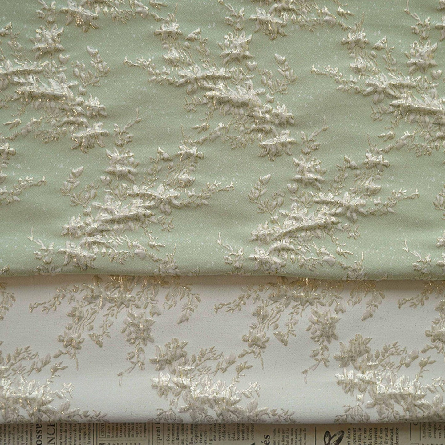 Tissu jacquard tissé à motif floral doré : gaufré, pour l’ameublement et la couture (DIY) - 142 cm de large