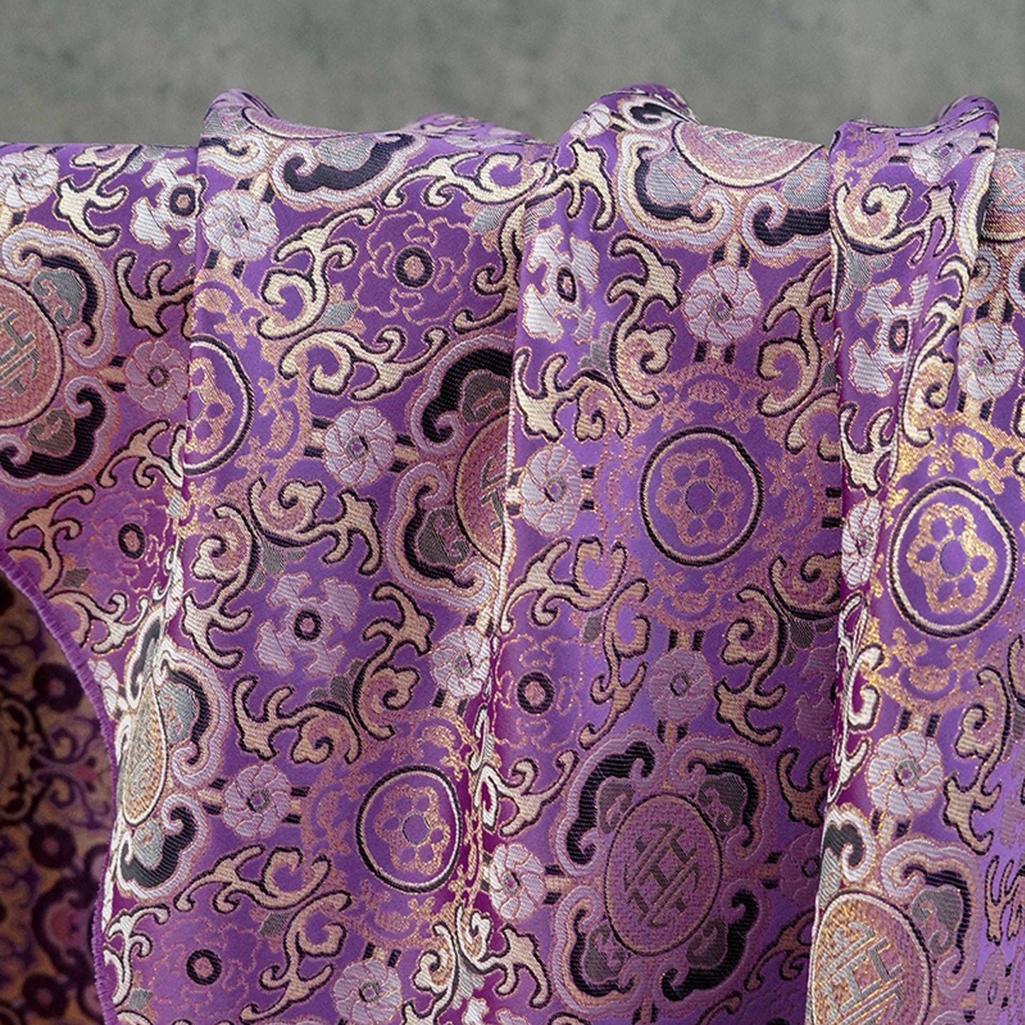 Tissu brocart jacquard à fils d'or ��� Patte chinoise porte-bonheur" Large