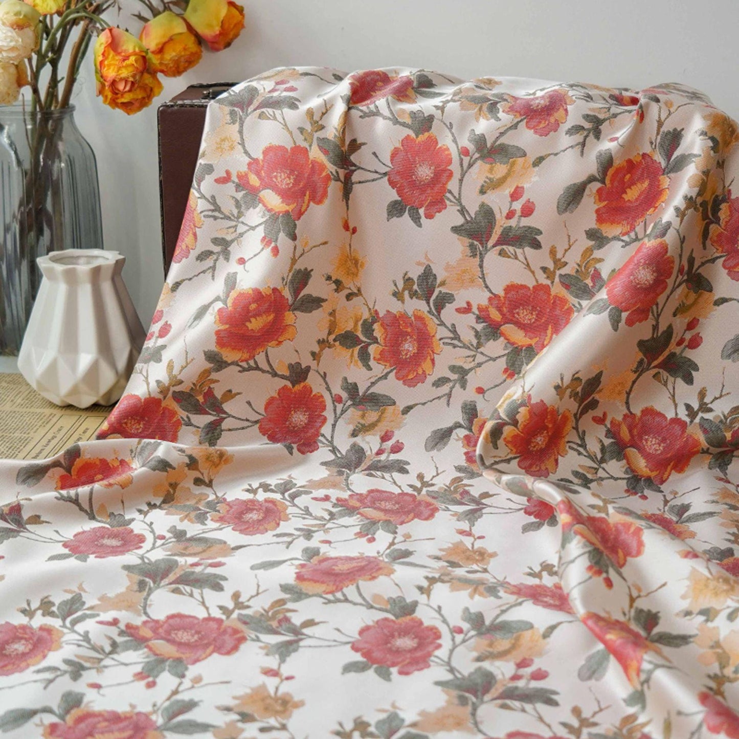 Tissu jacquard à motif floral : lurex tissé aux couleurs vives, 145 cm de large sur 1 mètre de long