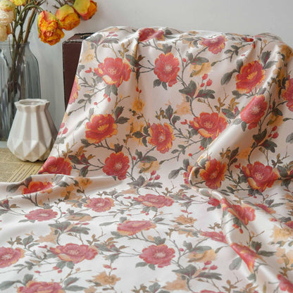 Tissu jacquard à motif floral : lurex tissé aux couleurs vives, 145 cm de large sur 1 mètre de long