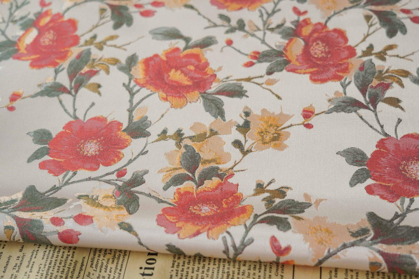 Tissu jacquard à motif floral : lurex tissé aux couleurs vives, 145 cm de large sur 1 mètre de long