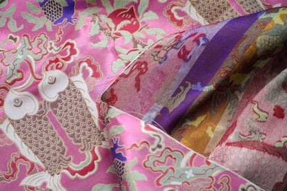 Tissu brocart rose chinois : motif double poisson Poissons, 150 cm de large