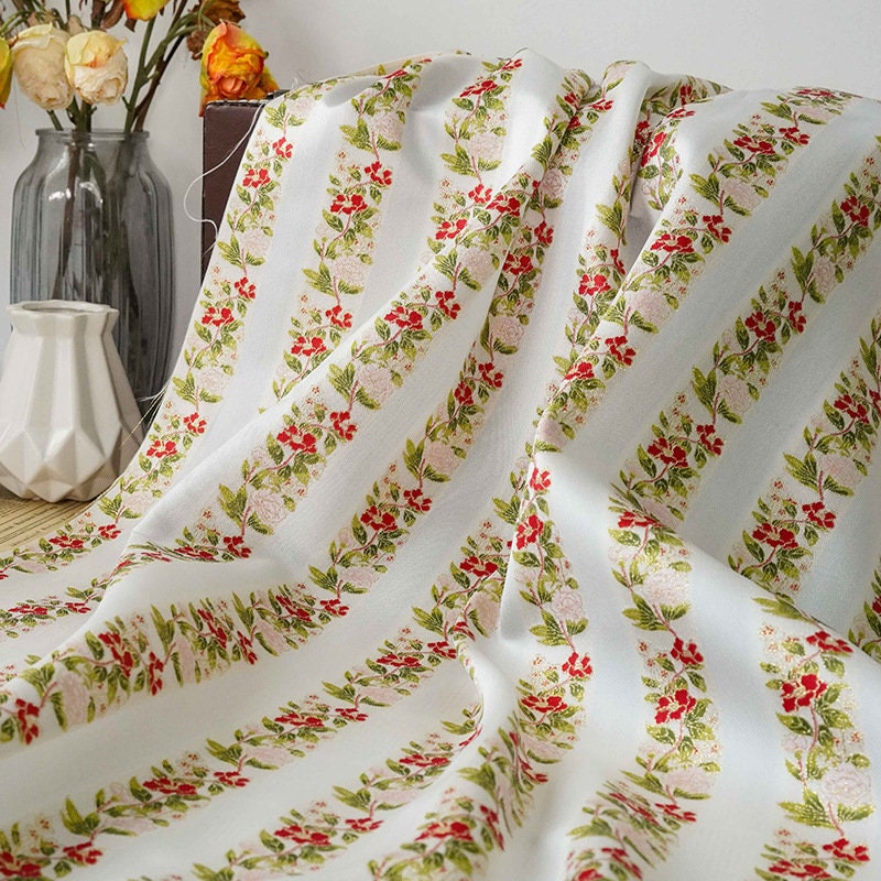 Tissu jacquard floral à fil doré : rayures pour ameublement, costumes et décoration