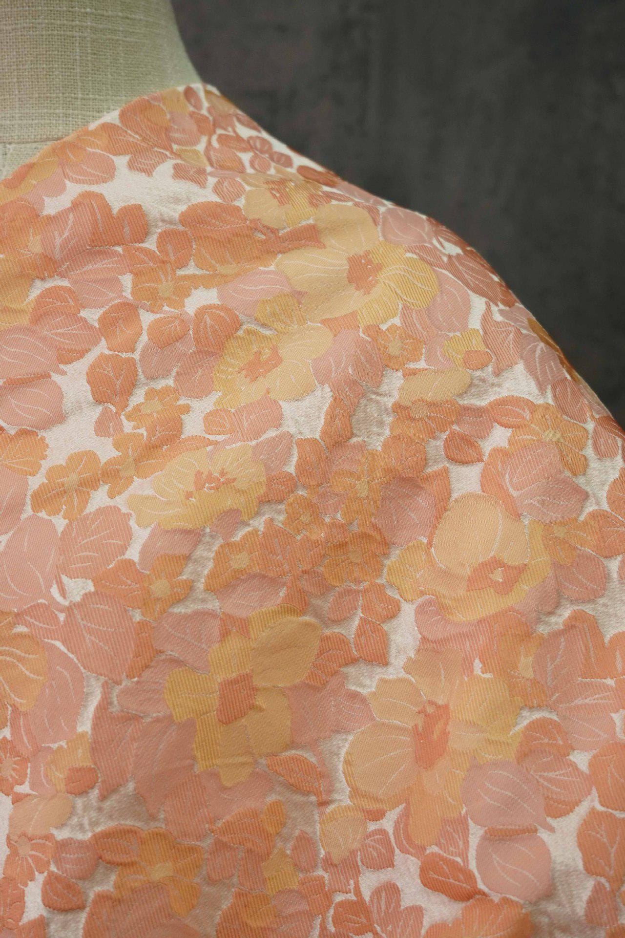 Tissu jacquard floral vintage : effet doré scintillant en relief 3D (157 cm de large)