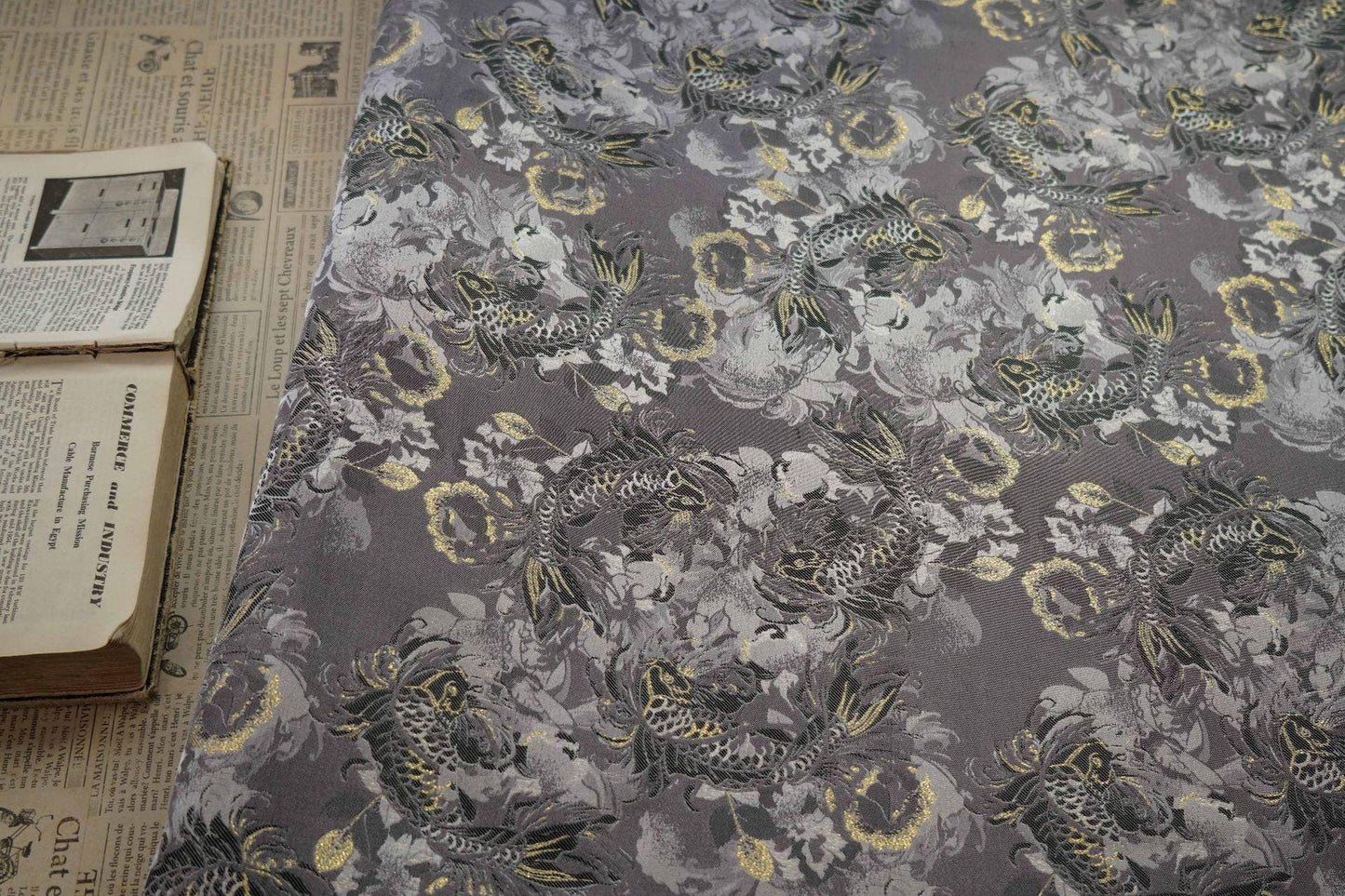 Tissu jacquard à motif de carpe dorée : tissu d'ameublement et de costumes à effet métallisé 3D