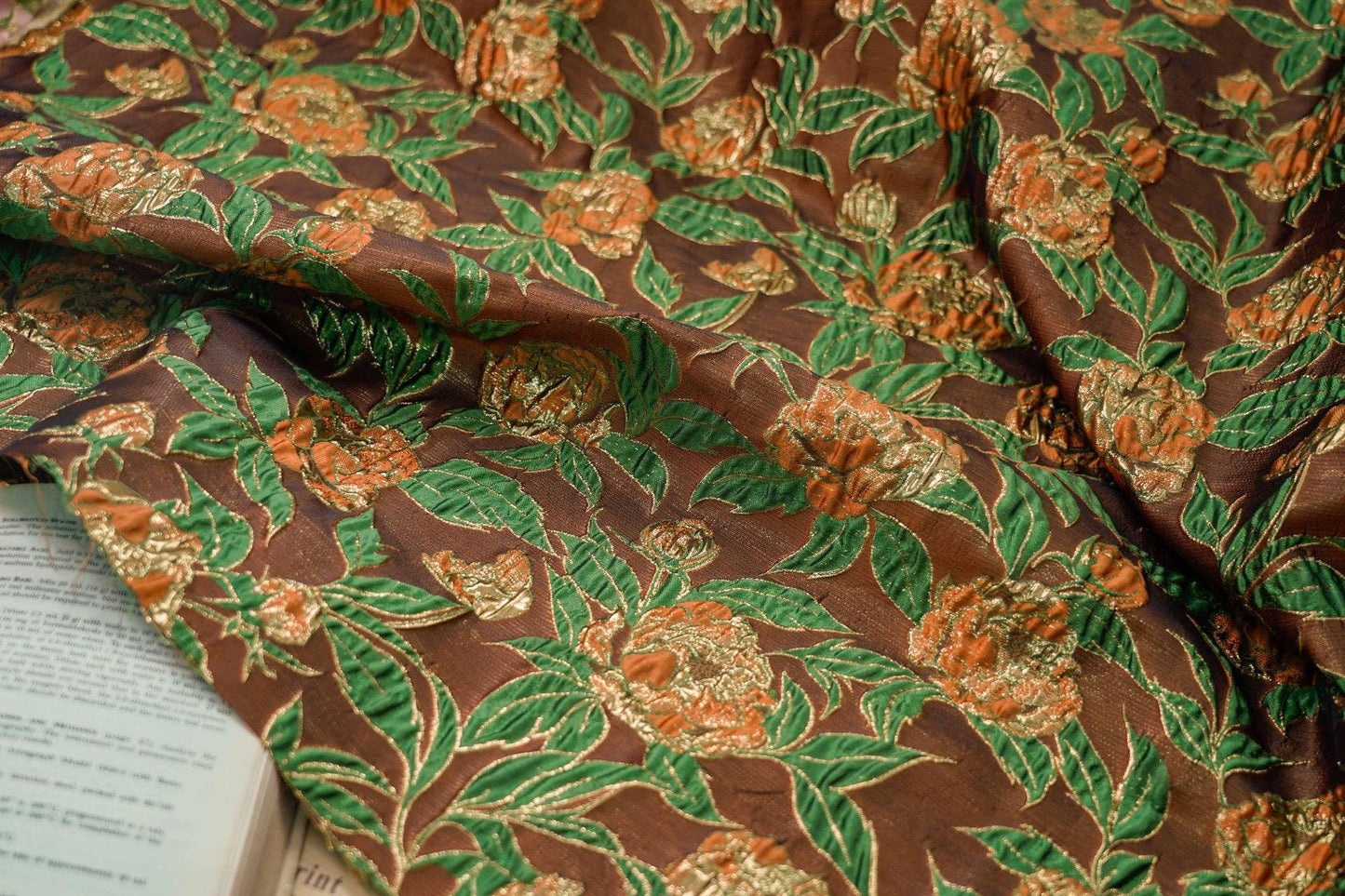 Tissu jacquard à fleurs en relief : fil doré 3D pour ameublement, costumes et décoration - 140 cm de large