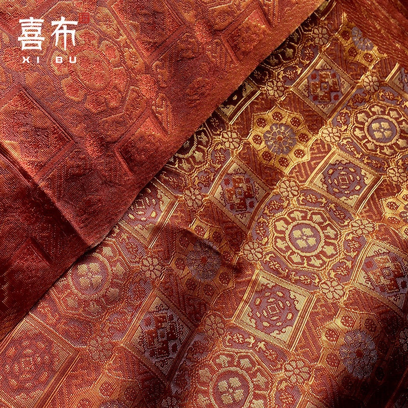 Tissu brocart rouge et or : motif à carrés précieux, tissu pour cheongsam