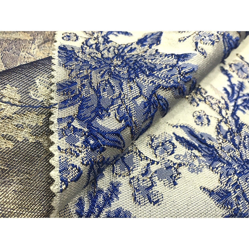 Tissu satiné damassé métallisé : jacquard à motif floral 3D, largeur 145 cm