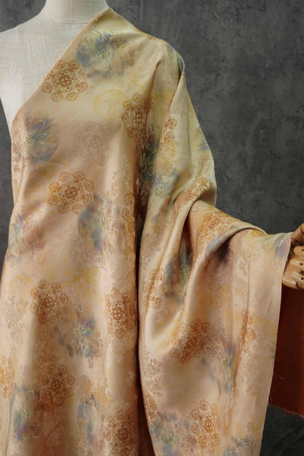 Tissu satiné style palais : imprimé floral, 140 cm de large