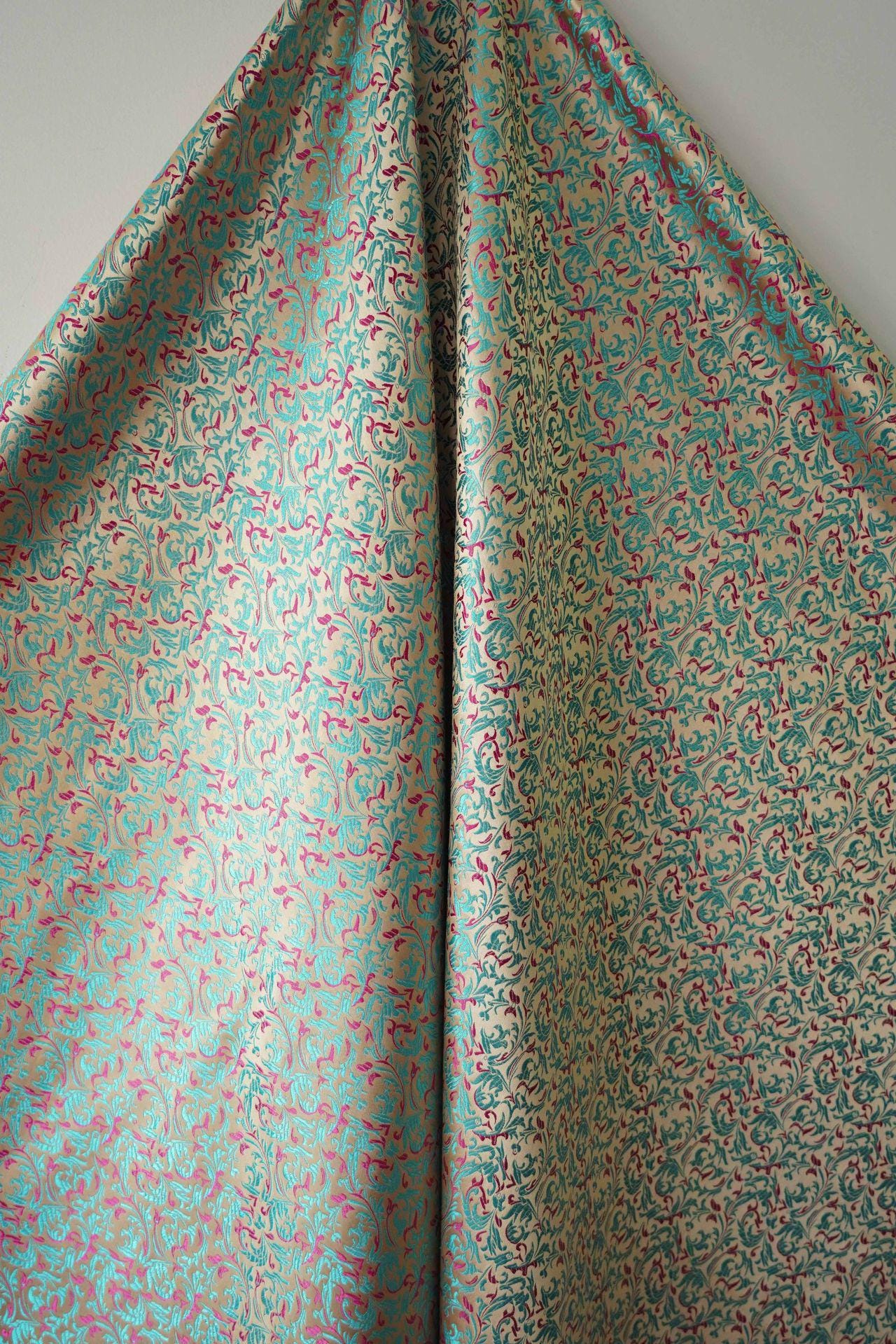 Tissu brocart bleu sarcelle et violet : jacquard Renaissance, 150 cm de large