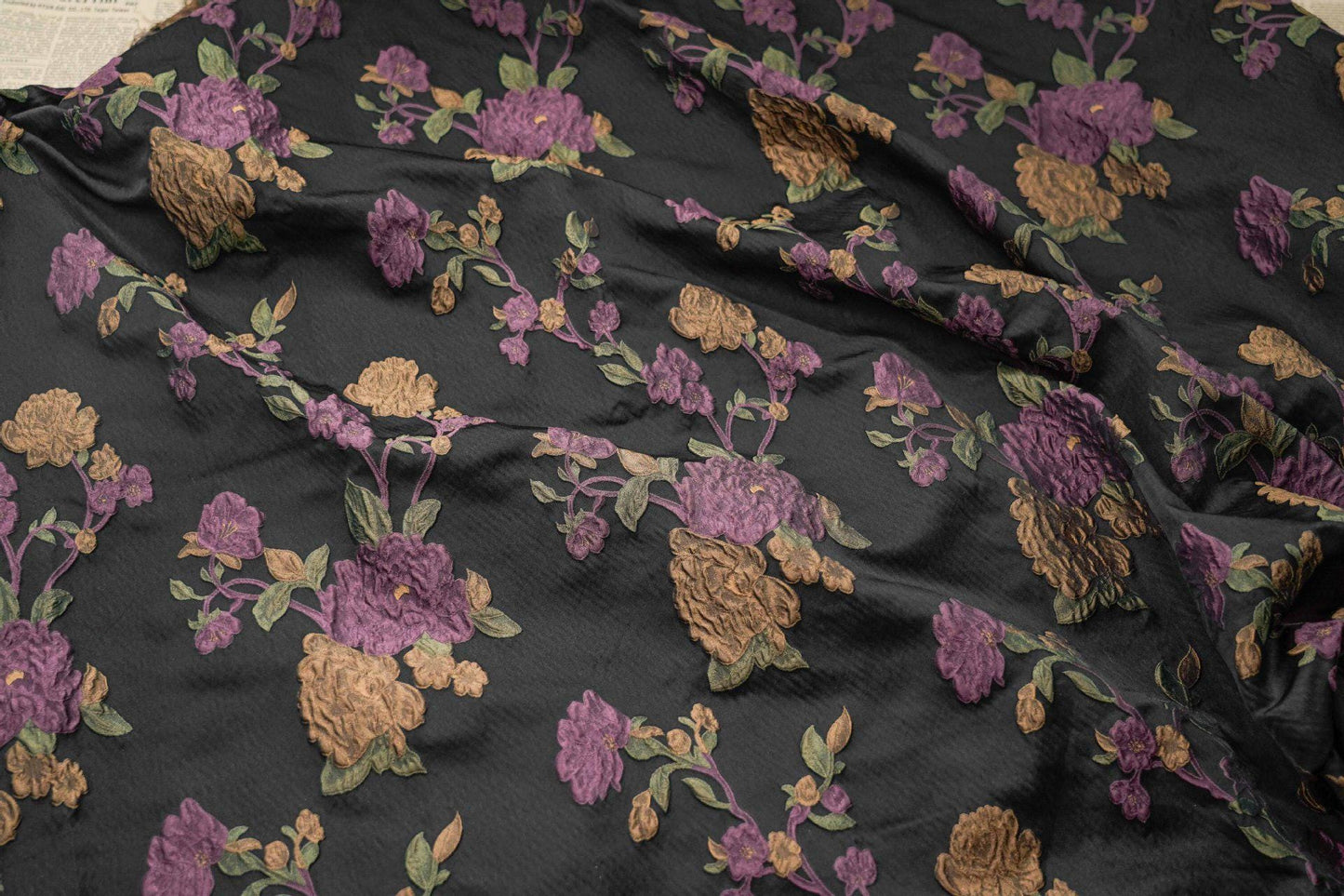 Tissu jacquard à motif floral et fils dorés : Tissu de créateur Vintage Palace, 147 cm de large