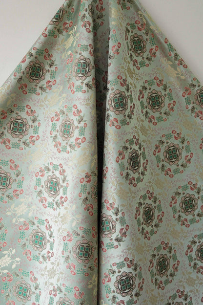 Tissu jacquard réversible bleu turquoise : motif poissons en relief, 165 cm de large