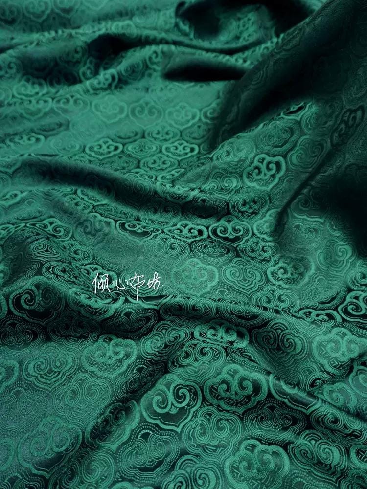 Tissu brocart nuageux : jacquard de soie et rayonne, tissu pour costumes