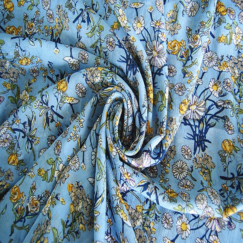 Crêpe bleu lac chrysanthème : 150 cm de large, satin de polyester, vendu au mètre