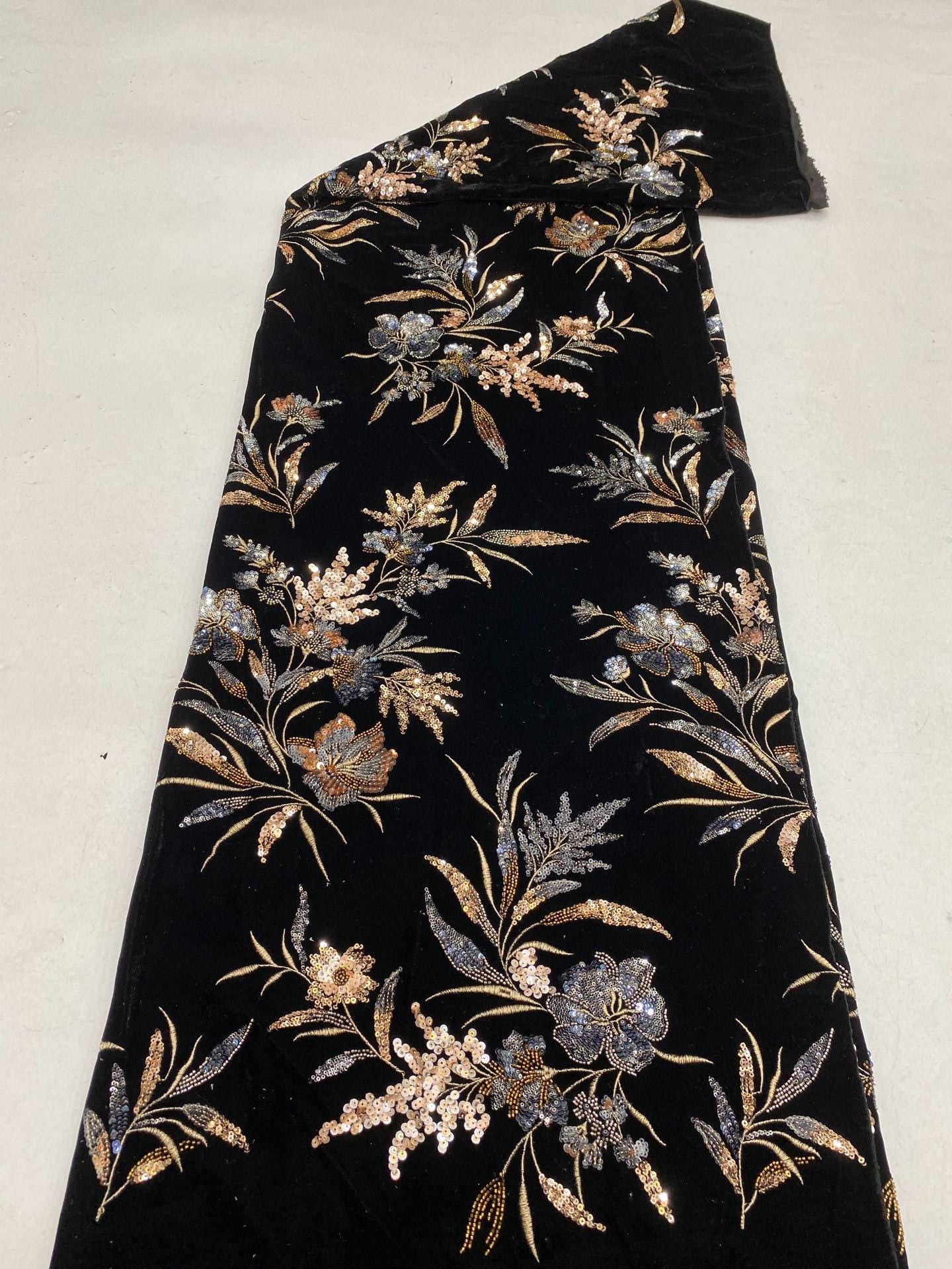 Tissu velours brodé de sequins ��� Motifs floraux Desi" Large