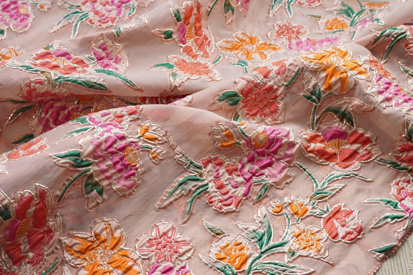 Tissu jacquard à motifs floraux : Matière pour robe de soirée à effet métallisé 3D coloré