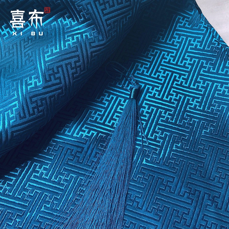 Tissu brocart chinois turquoise : motif frise, 150 cm de large, pour costumes et décoration