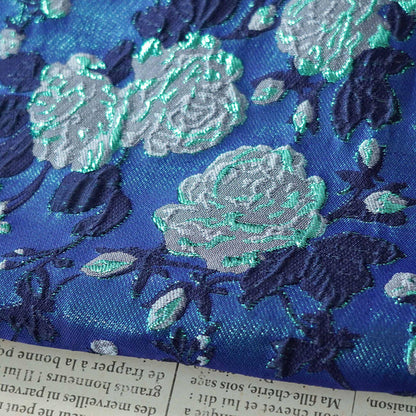 Tissu brocart jacquard vintage à roses bleues et fils dorés : matériel de couture pour projets DIY